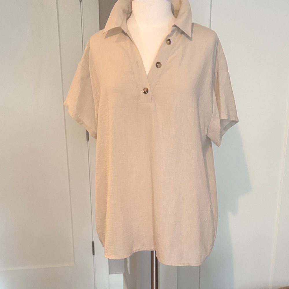 Doe and Rae Beige Short Sleeve collared button detail top. NWOT.  Sz 1x